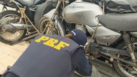 PRF recupera duas motos roubadas que estavam sendo transportadas em um reboque para o estado de Goiás