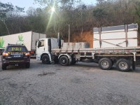 PRF flagra caminhão com transporte irregular de granito em Mimoso do Sul