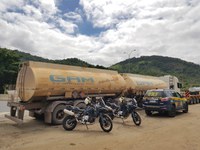 PRF apreende caminhão transportando etanol sem comprovação fiscal