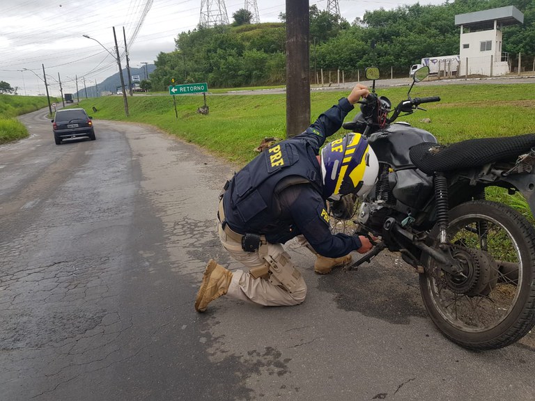 PRF recupera moto adulterada durante fiscalização em Serra/ES