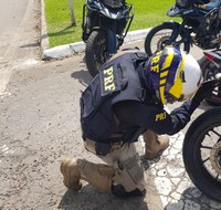 PRF recupera motocicleta com registro de furto na BR 101