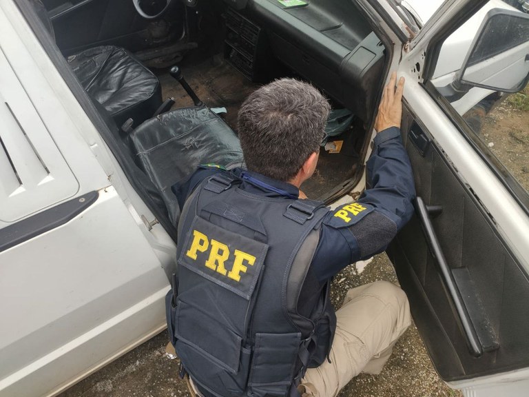 PRF apreende arma de fogo e recupera três veículos