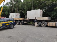 PRF apreende veículo transportando granito com excesso de peso na BR 101
