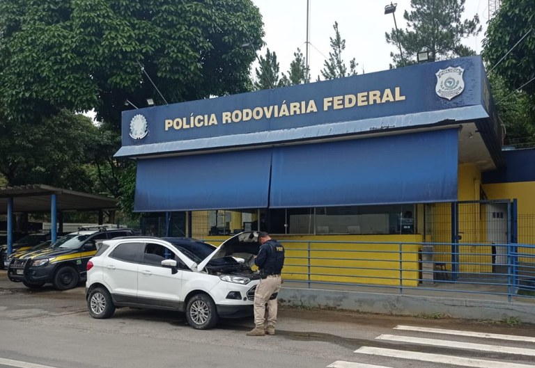 PRF recupera veículo roubado na BR 101