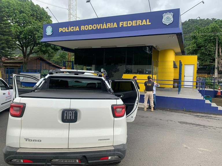 PRF recupera veículo roubado na BR 101