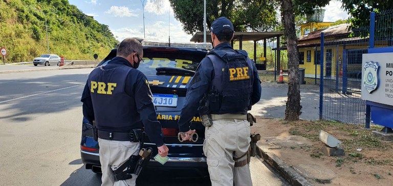 PRF detém homem com documentos falsos na BR 101 em Viana/ES