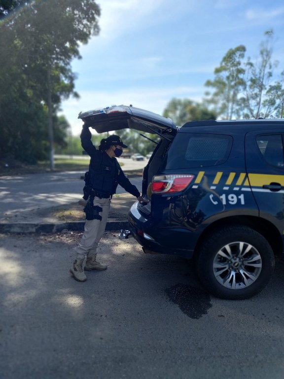 PRF detém foragido da justiça, em Serra (ES)