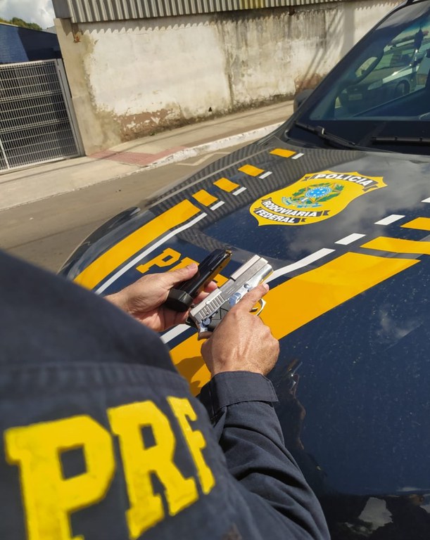 PRF detém homem com porte ilegal de arma em Cariacica (ES)