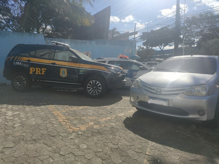 PRF recupera veículo roubado, durante fiscalização na BR 101