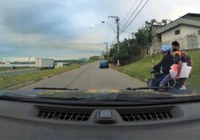 Motociclista é detido após desobedecer ordem de parada da PRF, em Cariacica/ES