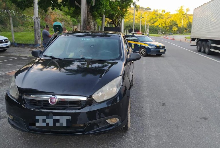 PRF recupera veículo clonado e prende motorista sem habilitação em Itapemirim/ES