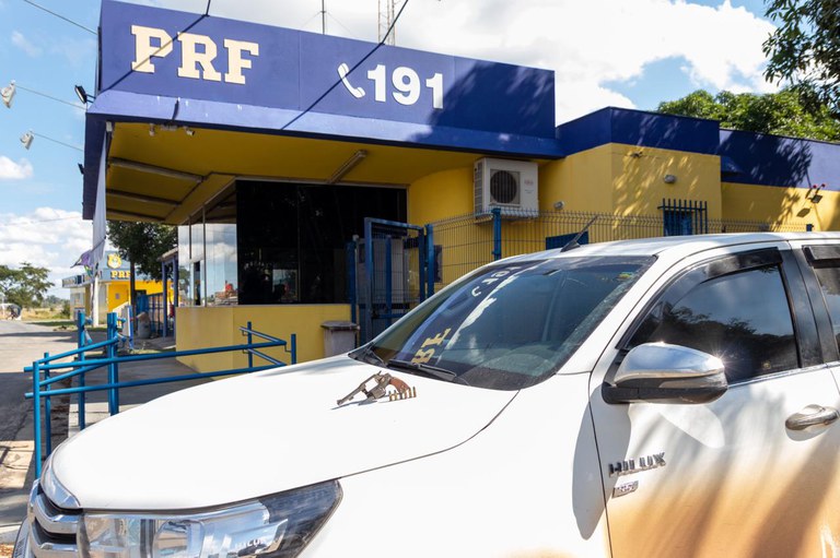 PRF recupera veículo e detém homem por porte ilegal de arma na BR 101