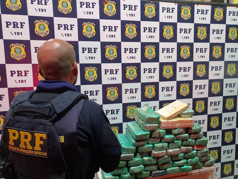 PRF apreende 47,5 Kg de pasta base e 5kg de cocaína em Guarapari/ES