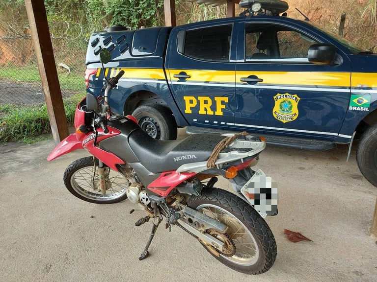 PRF recupera moto furtada durante fiscalização na BR 101