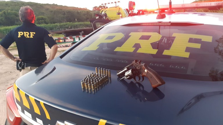 PRF cumpre mandado de prisão e apreende armas e munições na BR 101