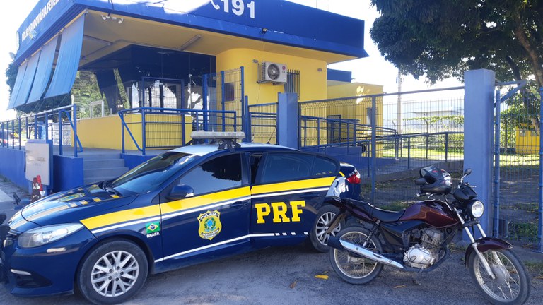 PRF recupera moto furtada durante fiscalização na BR 101, em São Mateus/ES