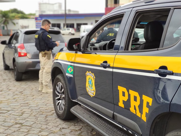 PRF recupera veículo roubado na BR 101