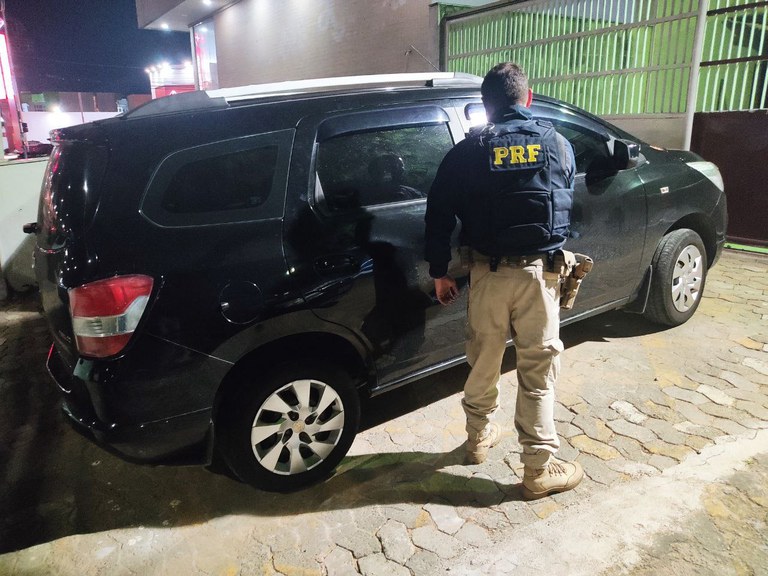 PRF recupera veículo roubado no município de Serra (ES)