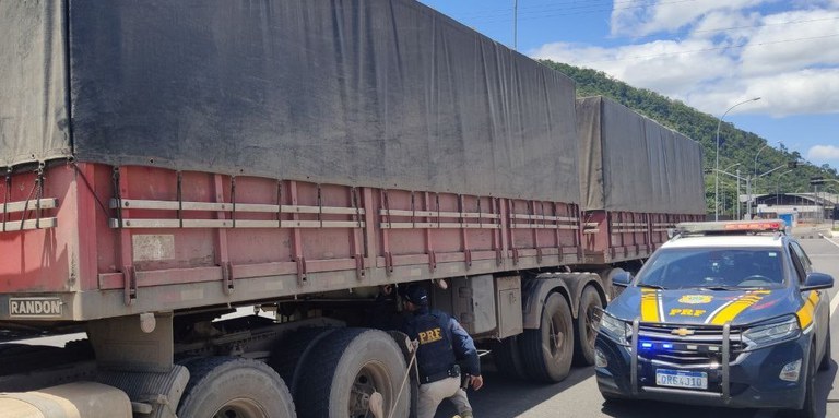 A Polícia Rodoviária Federal  (PRF) recuperou, nesta quinta-feira (18), dois semirreboques com chassis e estrutura de suporte de carga adulterados.
