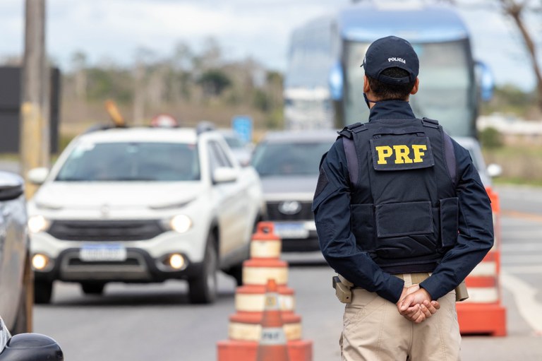 PRF recupera veículo furtado durante fiscalização em Guarapari (ES)