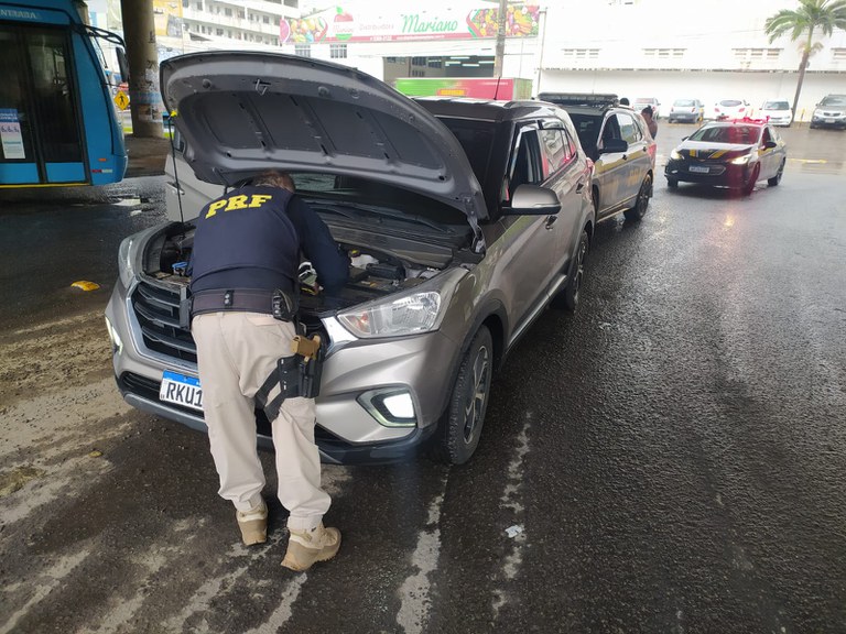 PRF recupera veículo roubado durante fiscalização na BR 101