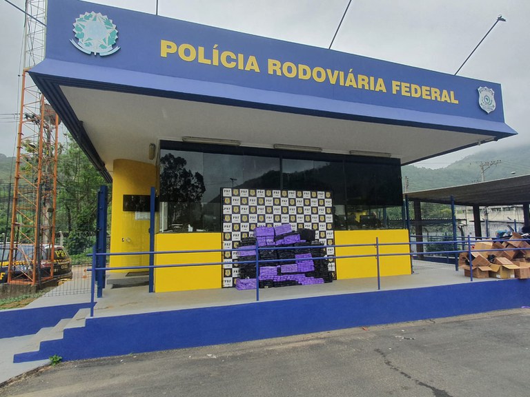 PRF apreende 400 Kg de maconha em Guarapari (ES)