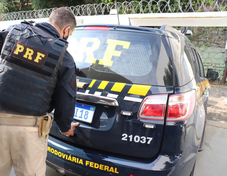 PRF detém foragido da justiça durante fiscalização no município de Serra (ES)