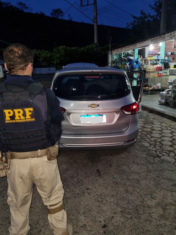 PRF recupera veículo roubado durante fiscalização em Mimoso do Sul (ES)