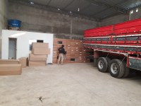 PRF apreende 310 mil maços de cigarros contrabandeados, armazenados num galpão em Guarapari/ES