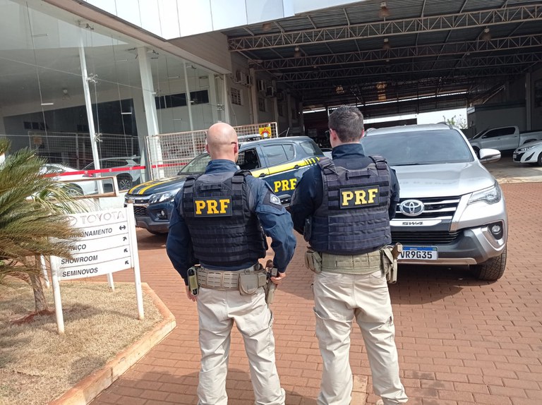 PRF recupera carro de luxo roubado com placas clonadas em Itumbiara