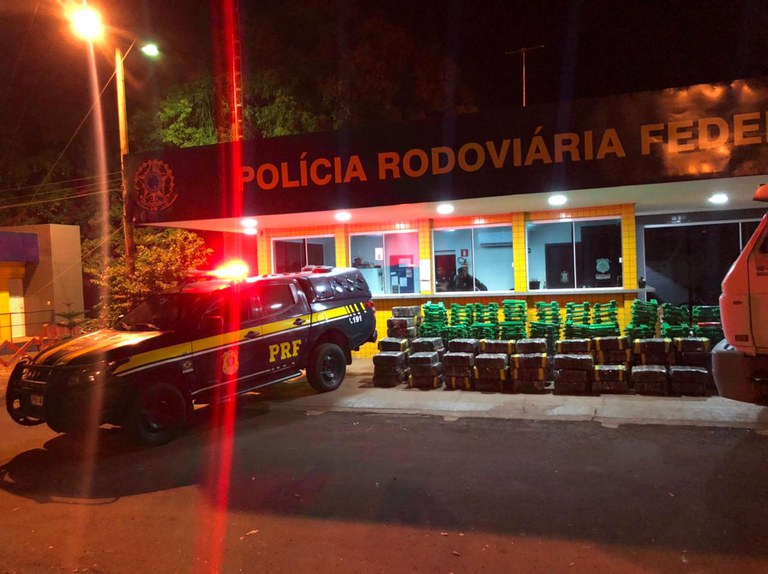 Caminhoneiro é preso com mais de duas toneladas de maconha na BR-364, em Jataí