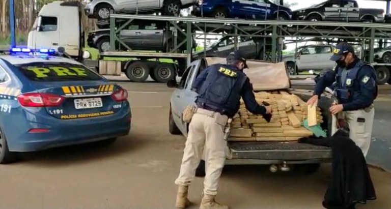 PRF apreende 480 kg de maconha na carroceria de caminhonete, em Anápolis - Goiás
