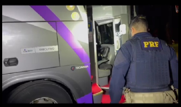 PRF prende homem por importunação sexual em ônibus interestadual