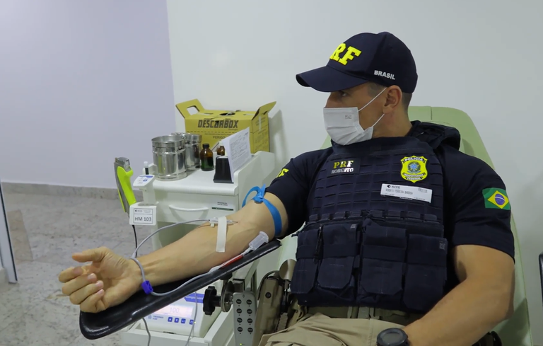 Queda drástica nos estoques de sangue do Araújo Jorge leva policiais rodoviários federais a fazerem doação coletiva