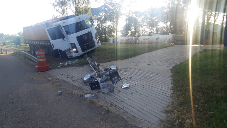 Sob efeito de droga, motorista de caminhão pula do veículo em movimento e atinge dependências da Unidade Operacional da PRF em Goiânia