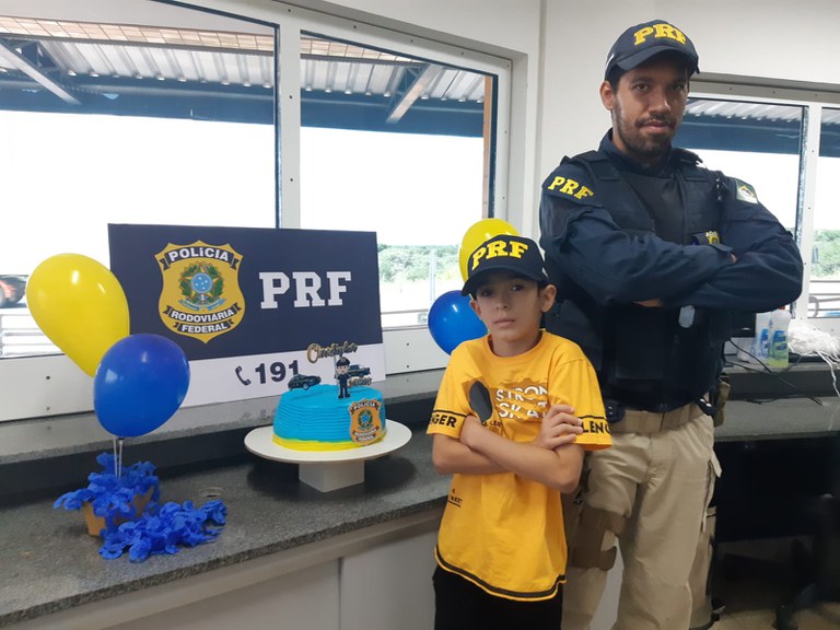 Com sonho de ser policial rodoviário, menino é surpreendido pela PRF em festa de aniversário, na unidade operacional da BR-060, em Anápolis