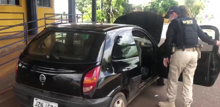Dupla é presa transportando carro com placa adulterada