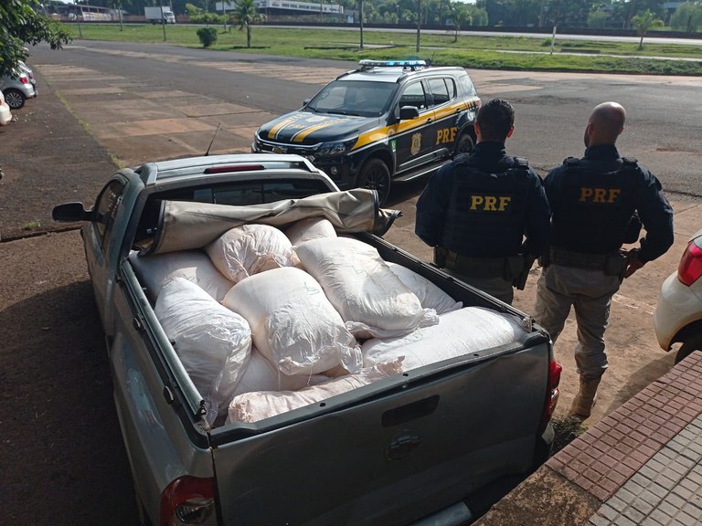 Motorista tenta fugir de abordagem da PRF com carga irregular de agrotóxico e é preso em Itumbiara