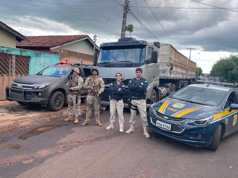 PRF e COD recuperam em Itumbiara caminhão roubado no Paraná