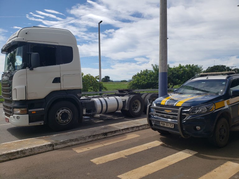 PRF recupera em Morrinhos (GO) caminhão roubado em Minas gerais