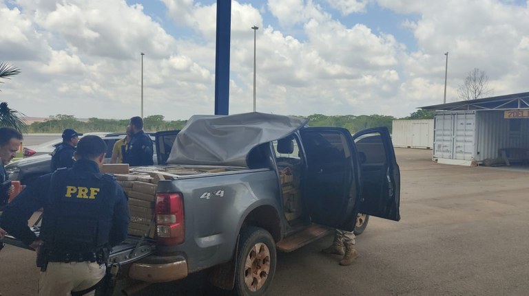PRF intercepta caminhonete abarrotada de maconha na BR 060, em Anápolis