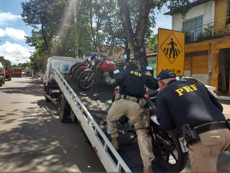 Motocicletas roubadas, sem retrovisores, pneus lisos, motos transportando várias pessoas. A Polícia flagrou vários tipos de irregularidades