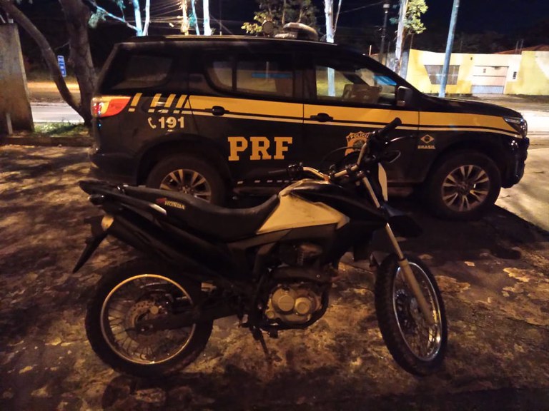 PRF apreende motocicleta