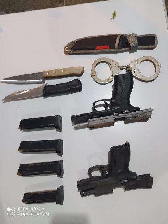 As armas e munições encontradas com os dois ocupantes do veículo