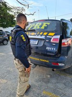 PRF localiza arma e documentação falsificada em veículo na BR-135