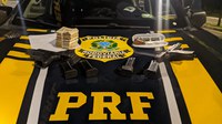 PRF flagra droga, arma, dinheiro e mandado de prisão em aberto durante abordagem a veículo na BR-316