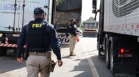 PRF retira de circulação veículos de carga que trazem riscos a segurança viária