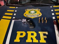 PRF localiza revólver em veículo na BR-226
