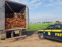 PRF no Maranhão apreende caminhão que transportava 34m³ de madeira ilegal com um excesso de peso de 13 toneladas