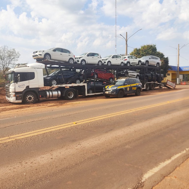 Em Água Clara (MS), veículo que era transportado por carreta cegonha é recuperado